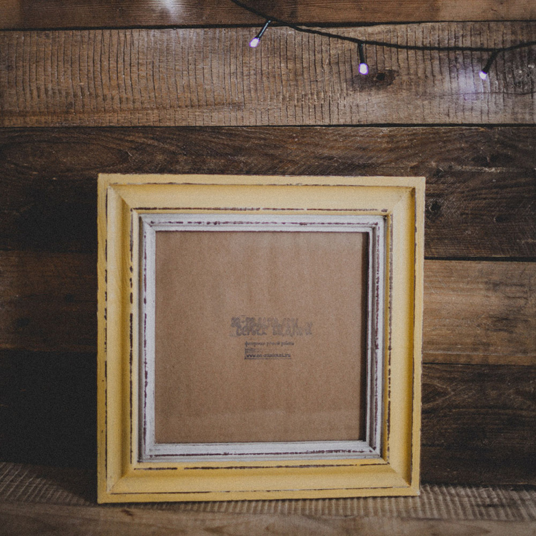 Жёлто-белая