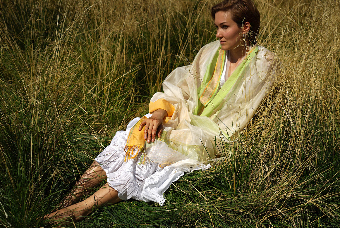 Светлая шаль с золотой каймой