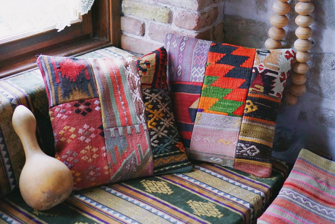 Чехлы на подушки из кусочков ковров