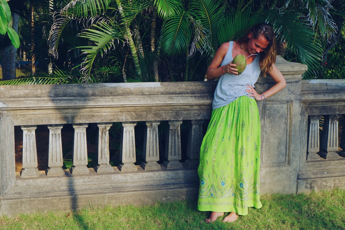 Салатовая юбка с пайетками