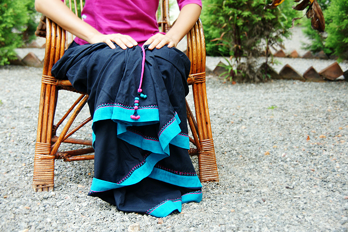 Чёрная юбка с голубой каймой