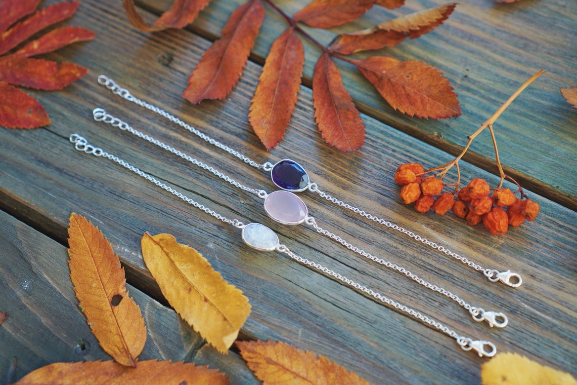 Тонкий серебряный браслет с розовым кварцем