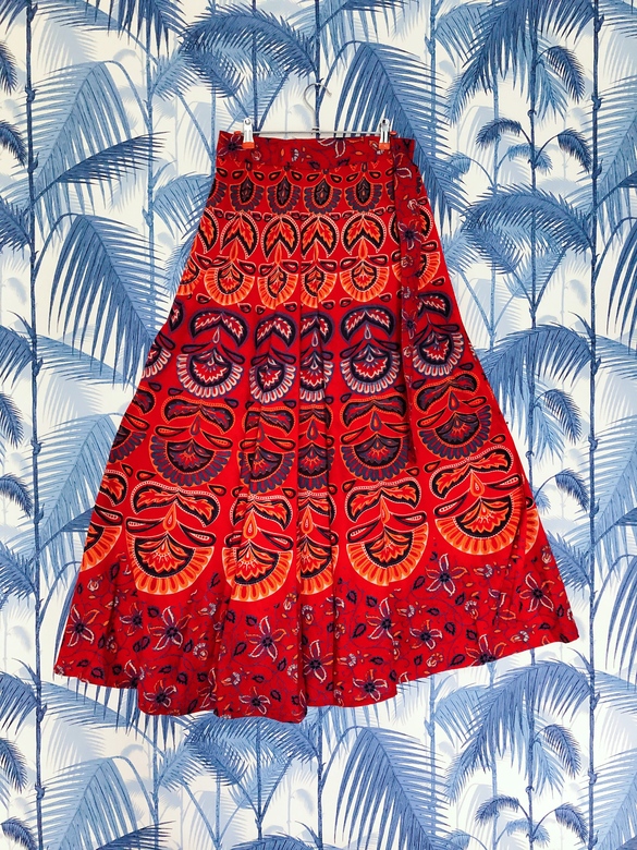 Яркая длинная юбка на запахе