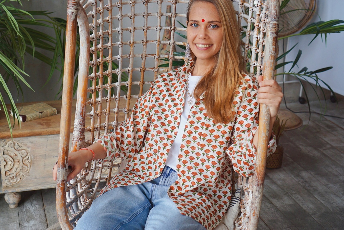 Светлая рубашка с цветочным набивным рисунком, S-M