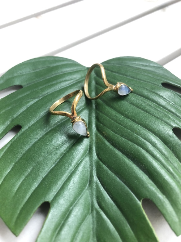 Треугольные кольца с натуральными камнями