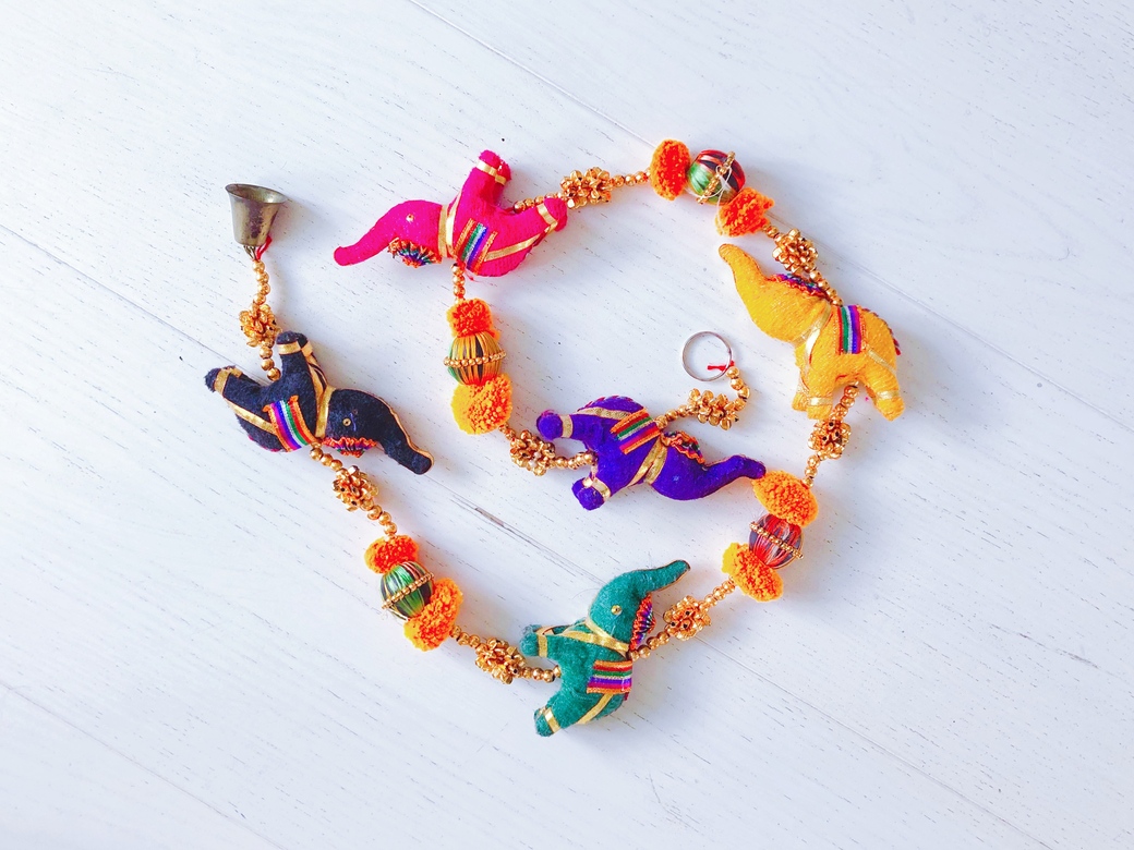 Подвеска с цветными слониками