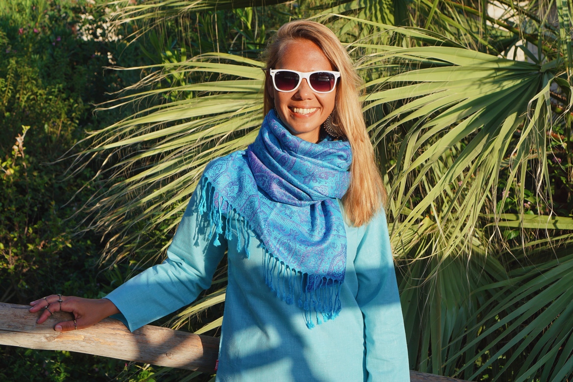 Голубой палантин с узорами