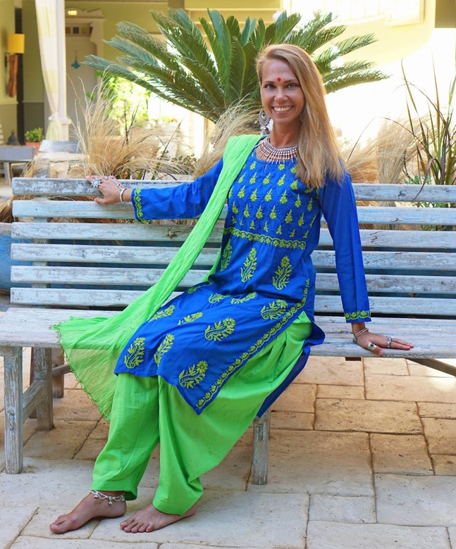 Синяя туника с салатовой вышивкой, М