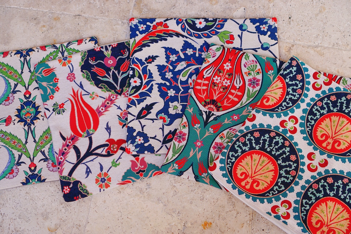 Наволочки с восточными узорами и тюльпанами
