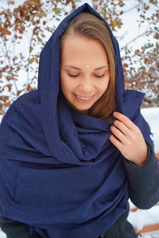 Тёмно-синяя большая шерстяная шаль