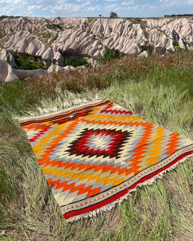 Разноцветный ковёр килим