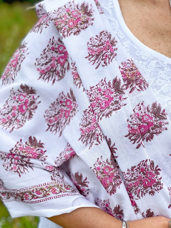 Белый палантин с цветочным рисунком