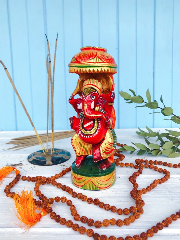 Красный Ганеша из дерева