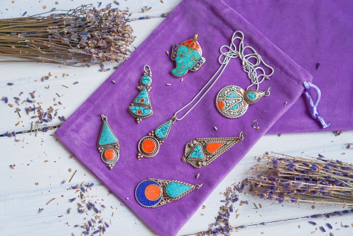 Тибетские кулоны с отделкой натуральными камнями