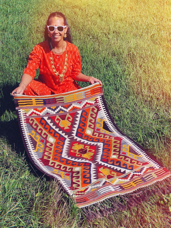 Яркий шерстяной ковёр килим