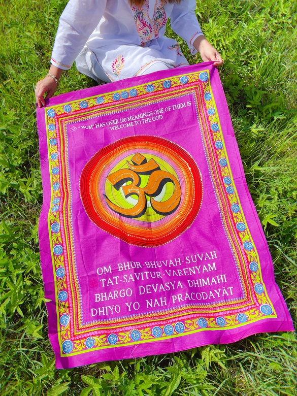 Яркое полотно со знаком Ом