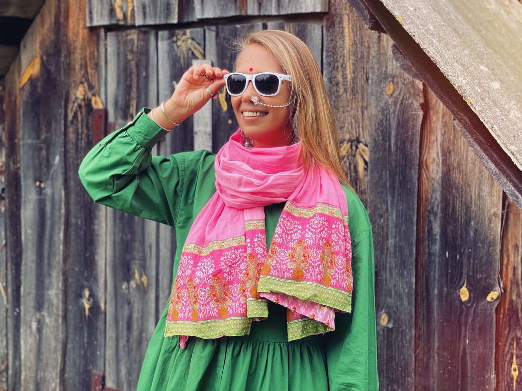 Розовый шарф с цветной каймой