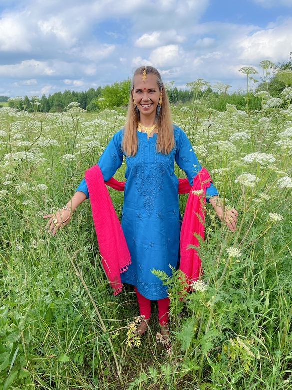 Яркий индийский костюм с вышивкой, S