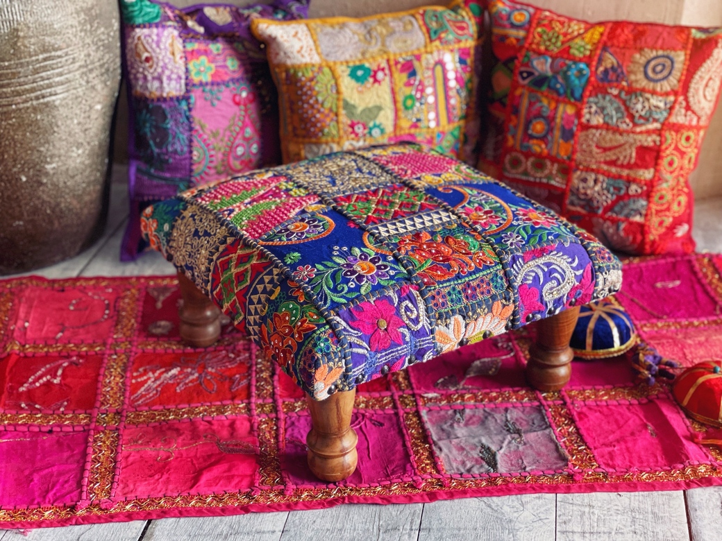 Низкая яркая табуретка