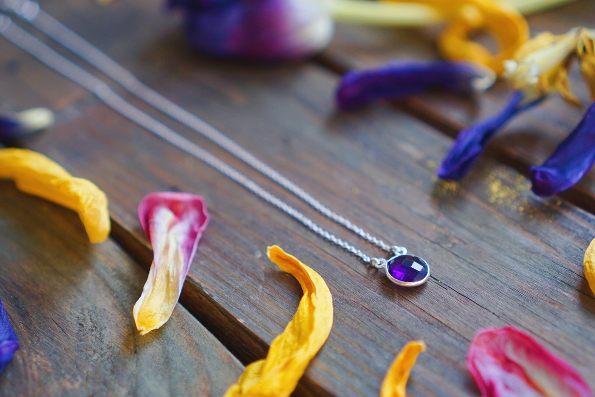 Аметист на серебряной цепочке