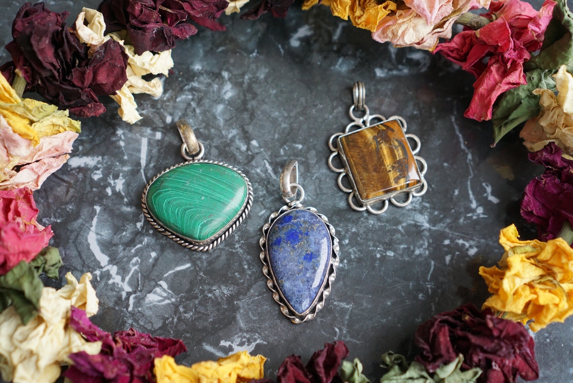 Крупные кулоны из мельхиора с камнями