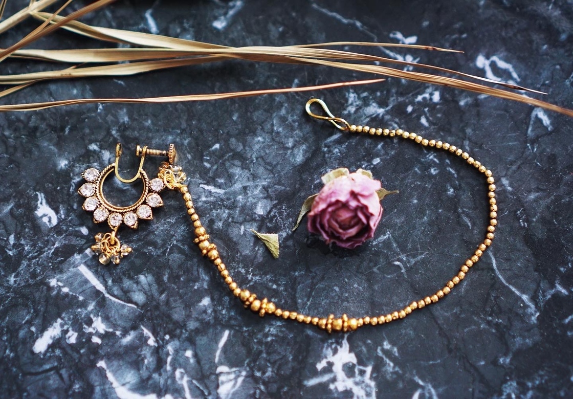 Украшение - кольцо в нос с цепочкой