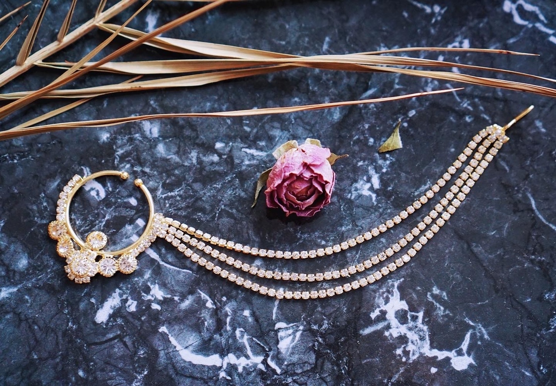 Украшение в нос с цепочкой