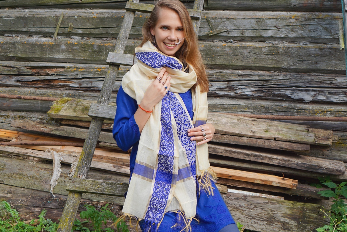 Светлый шарф с синей каймой