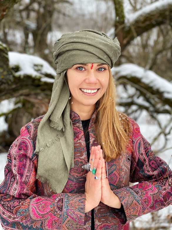 Болотного цвета палантин в ёлочку