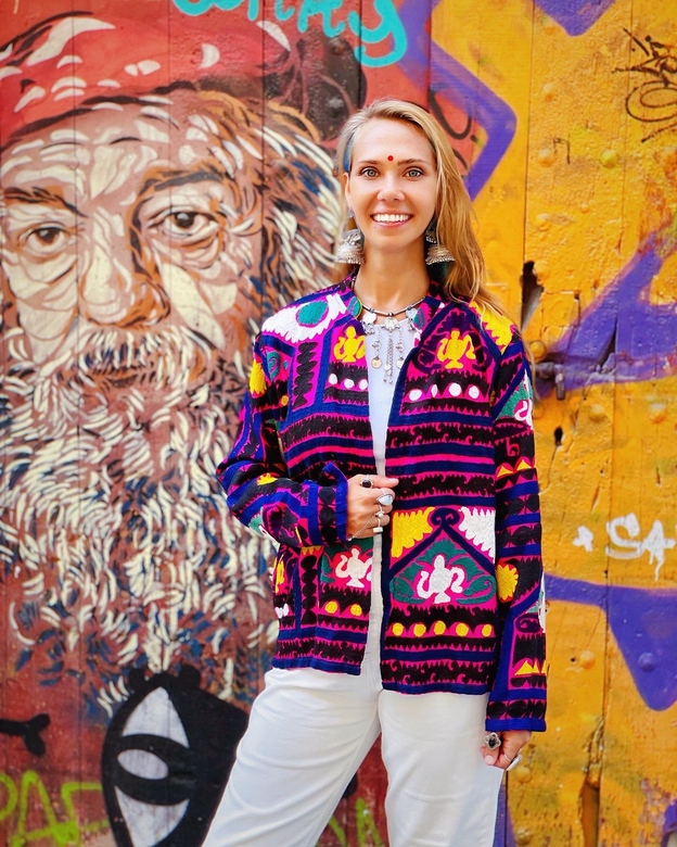 Яркий розовый жакет с вышивкой