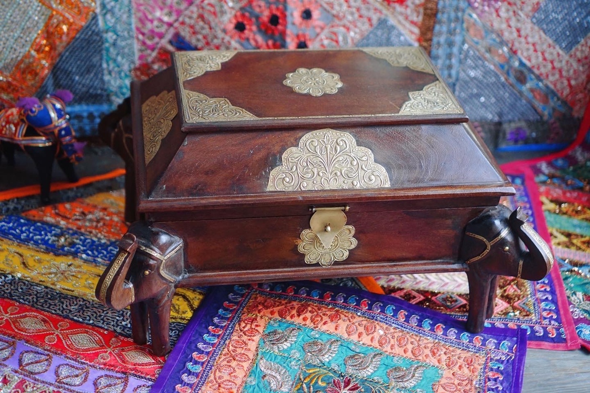 Деревянный сундук со слонами