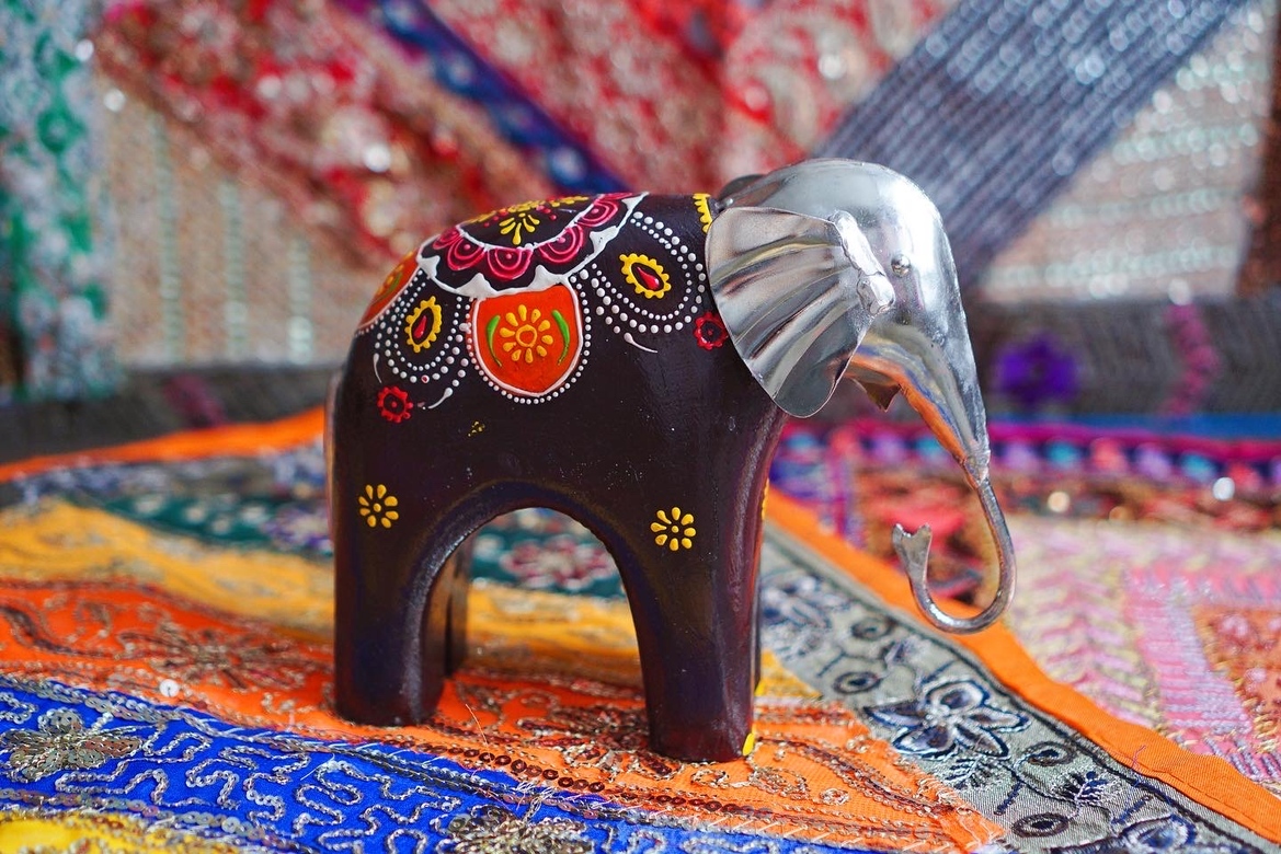 Деревянный слон с железной головой