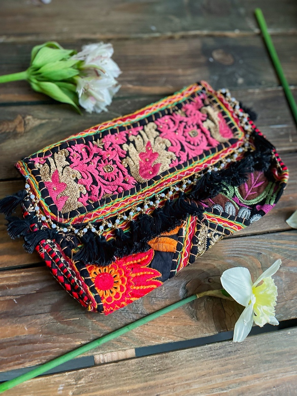 Чёрная сумка с вышивкой