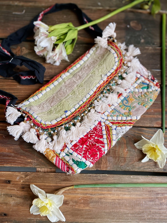 Белая сумка с вышивкой