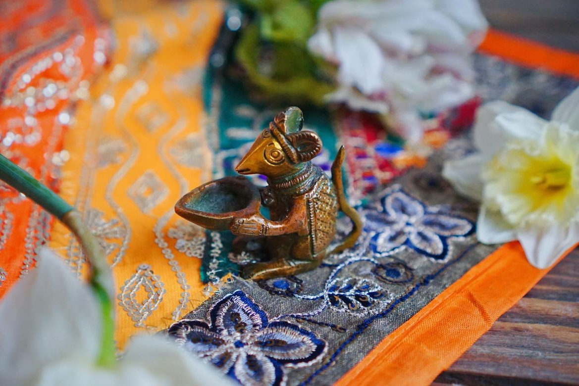 Маленькая мышка из бронзы