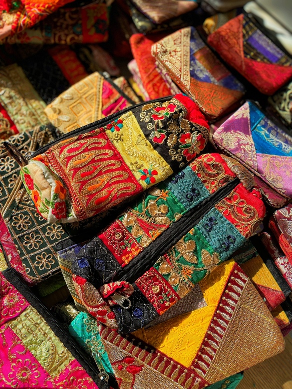 Яркие косметички-пеналы