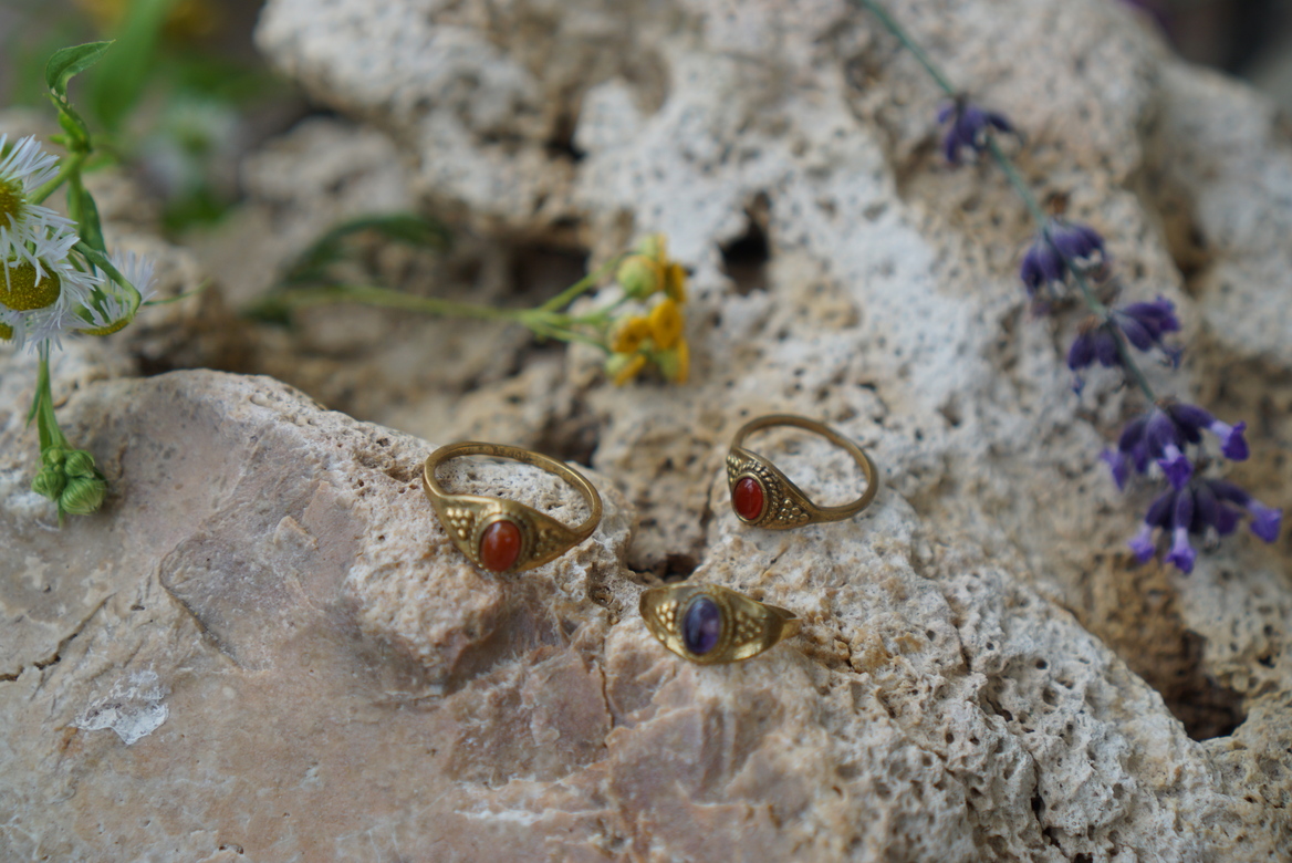 Кольцо из латуни с натуральными камнями- сердолик и аметист