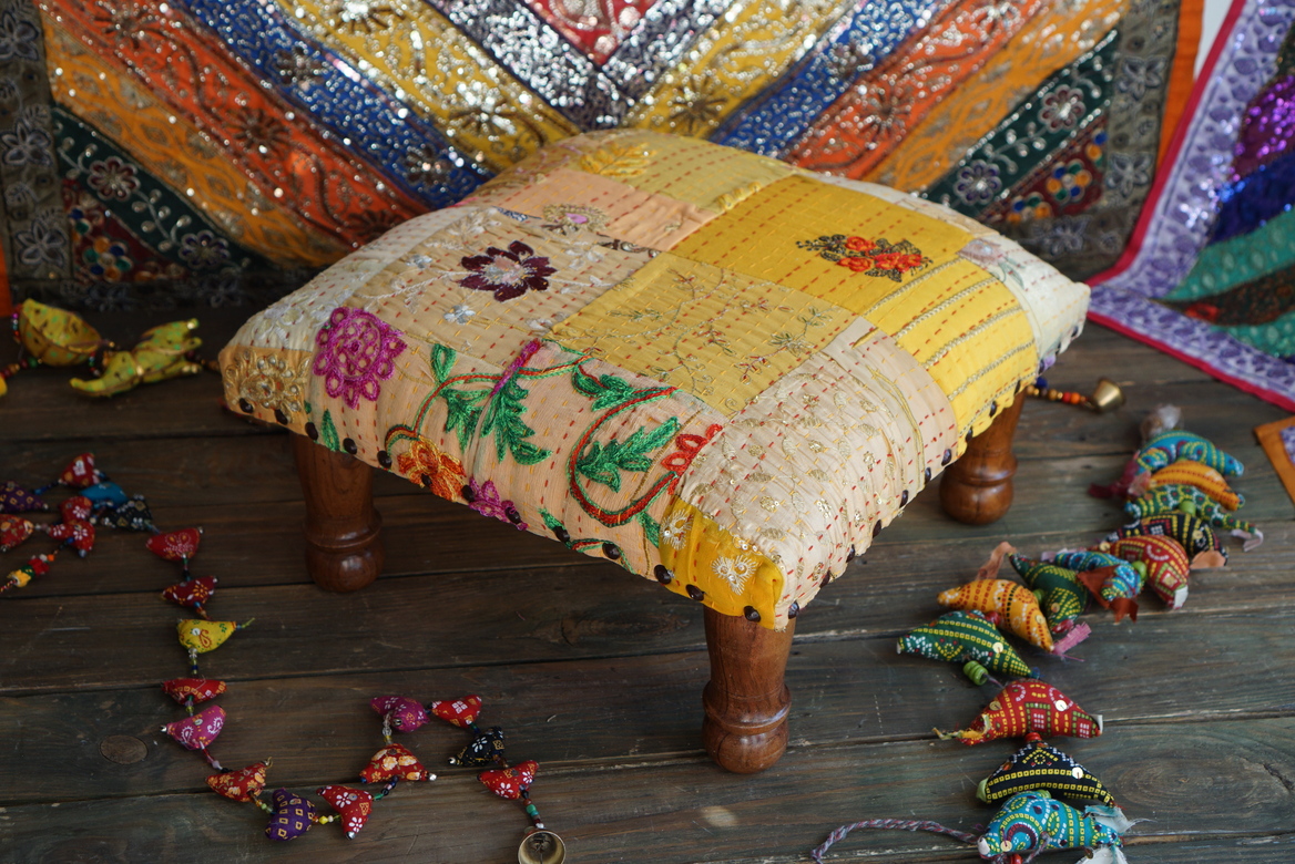 Жёлтая низкая табуретка