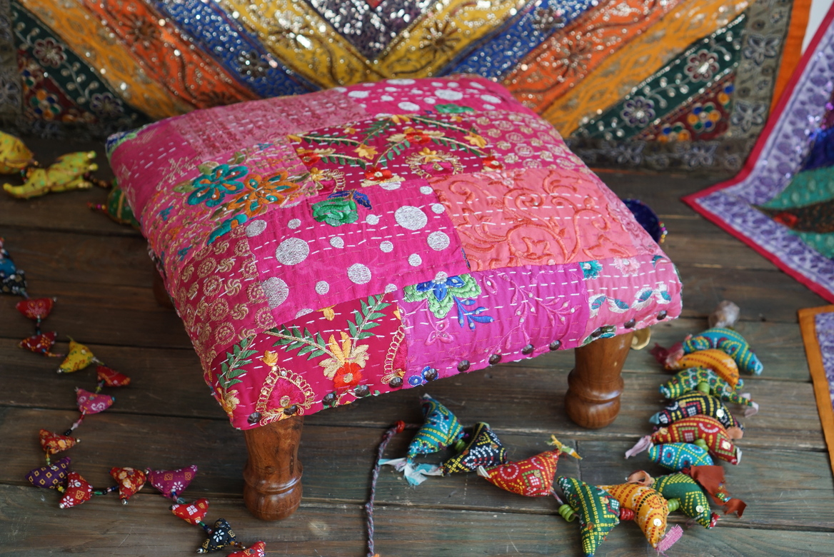 Розовая табуретка