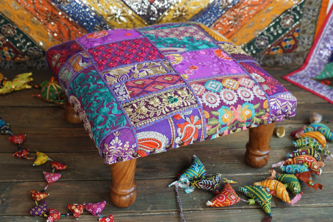 Фиолетовая низкая табуретка