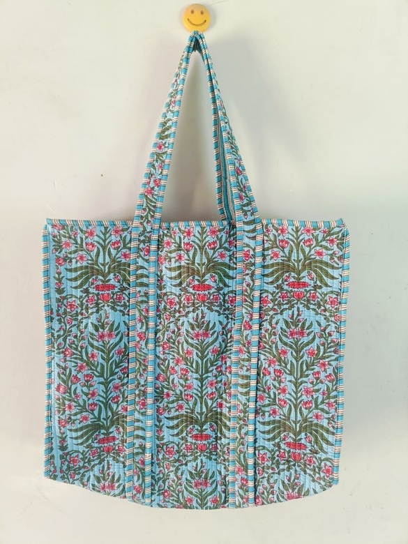 Стёганая сумка-шоппер на молнии с растительными узорами