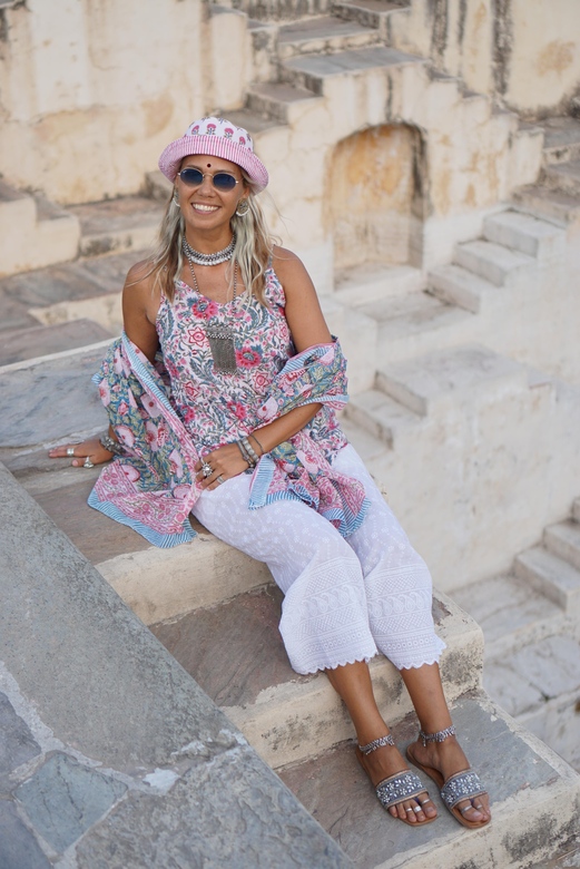 Белые широкие штаны с вышивкой