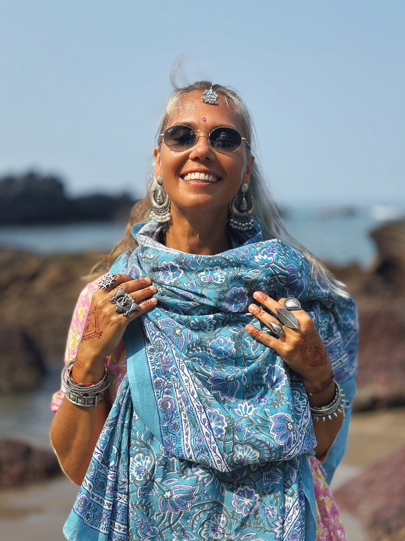 Голубой палантин с набивным рисунком