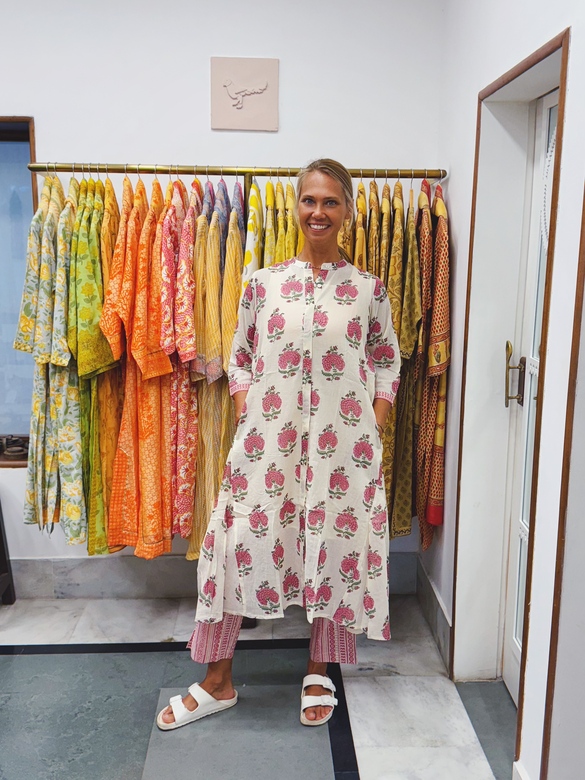 Светлый костюм с розовыми брюками, L