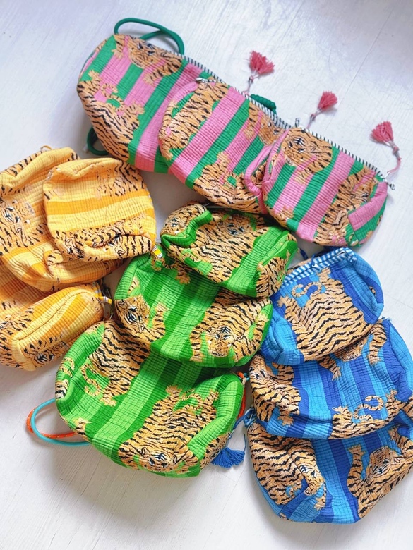 Стеганая косметичка с тиграми