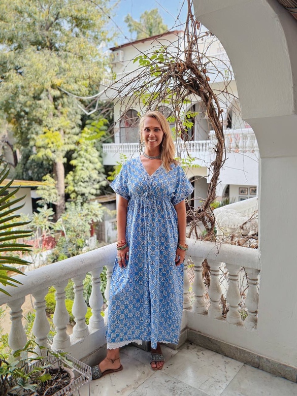 Голубое свободное платье