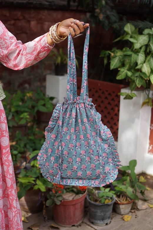 Голубая сумка-шоппер с розовыми цветами