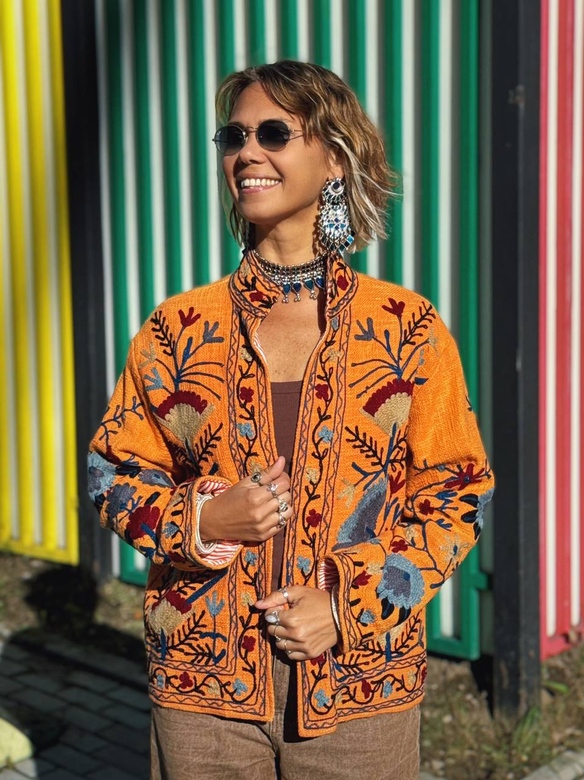 Оранжевый жакет с крупной вышивкой