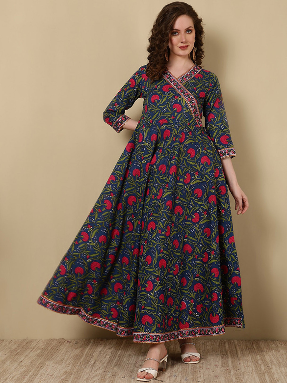 Синее платье с красными цветами, М