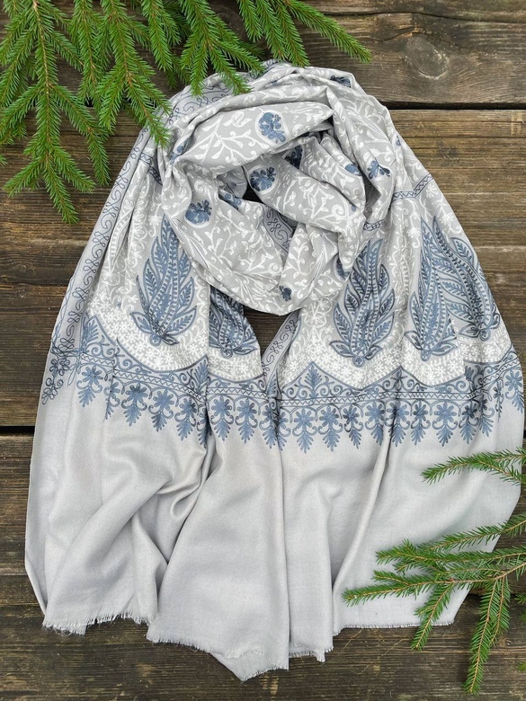 Серый кашемировый палантин с вышивкой